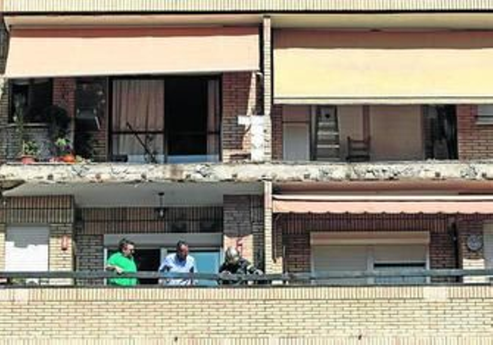 Imagen de los dos balcones desplomados en el bloque de Los Sauces, ayer.