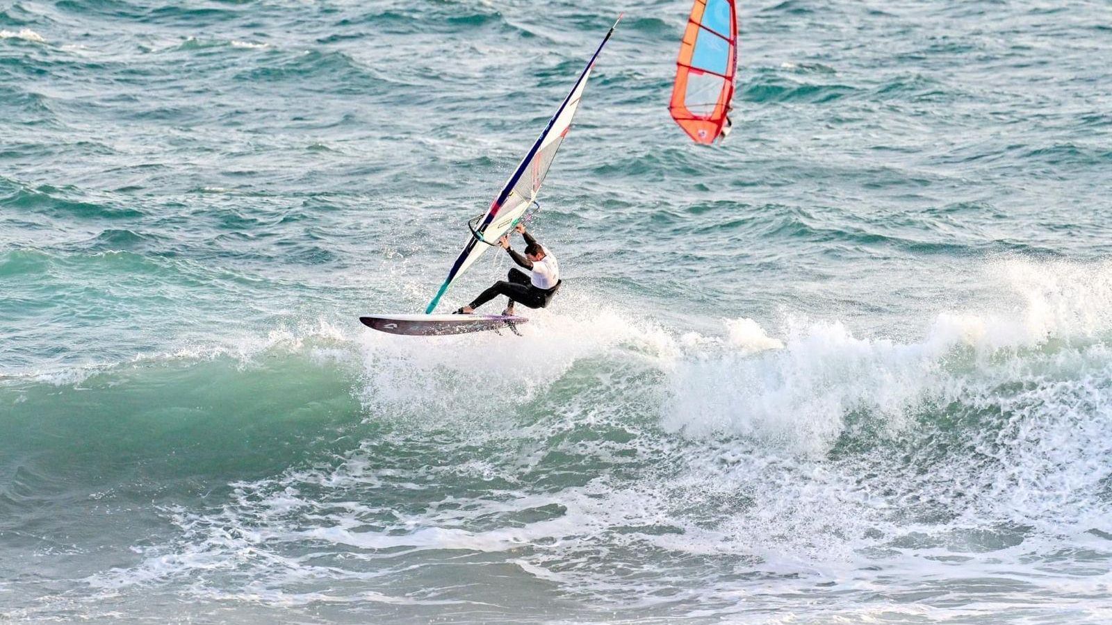 El windsurfista ejidense en plena competición en las aguas japonesas.