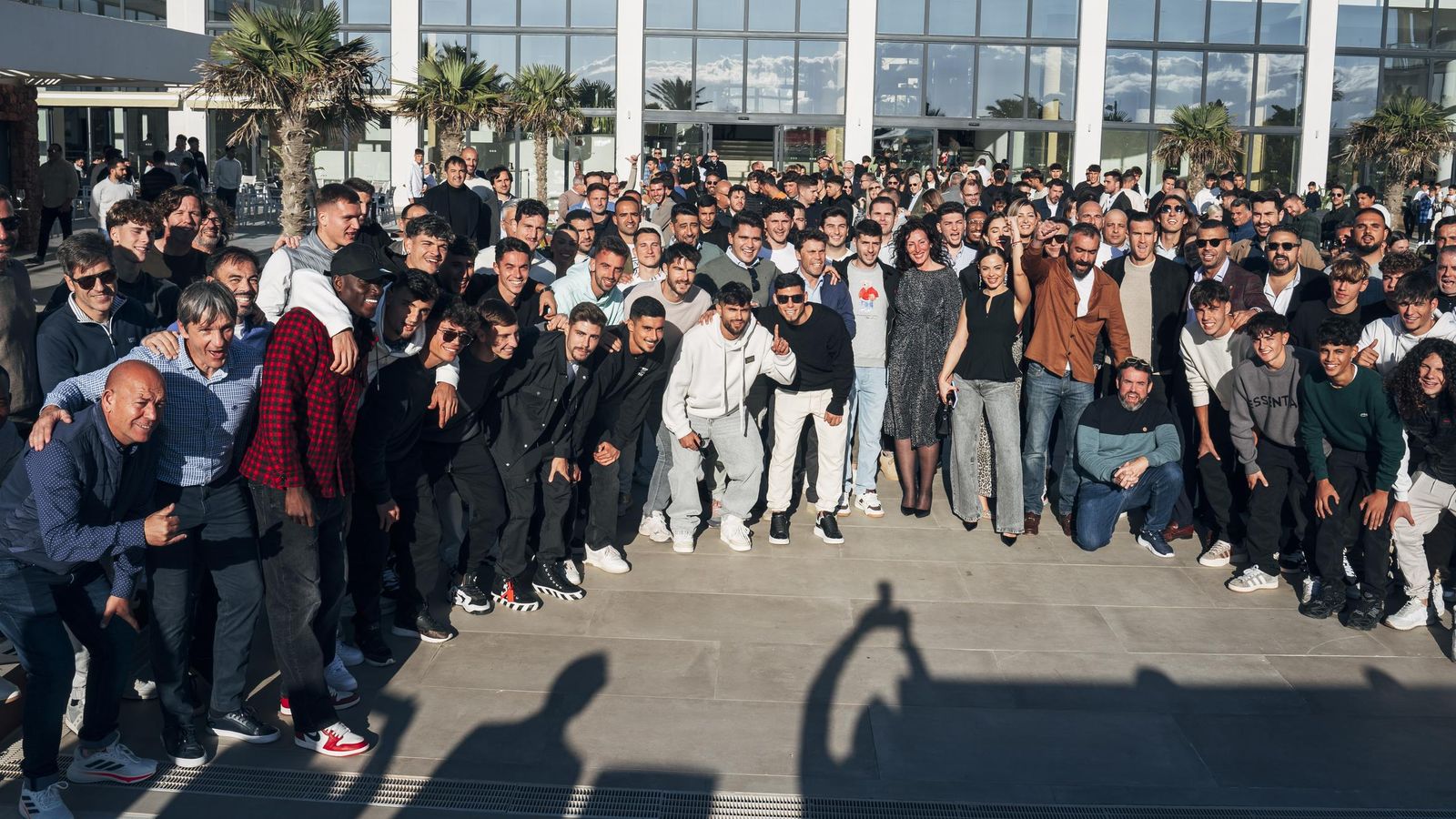 Foto de familia de buena parte de los asistentes al ágape