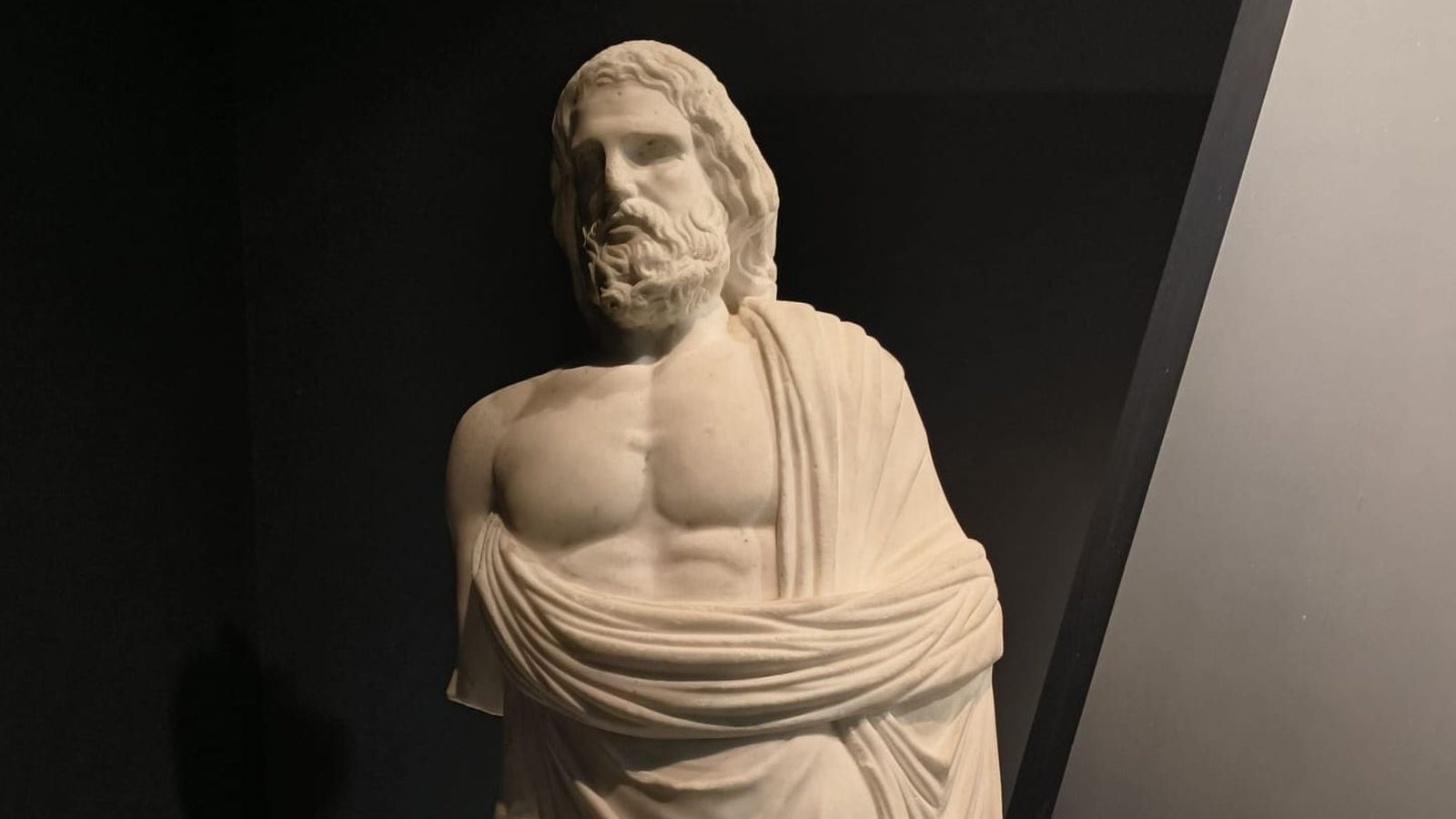 Detalle del Esculapio protagonista de La Pieza del Mes.