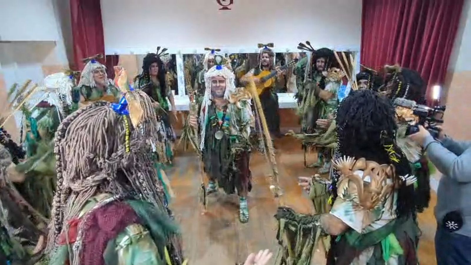 El bello homenaje de la chirigota 'Cadisapiens' a Manolo Santander