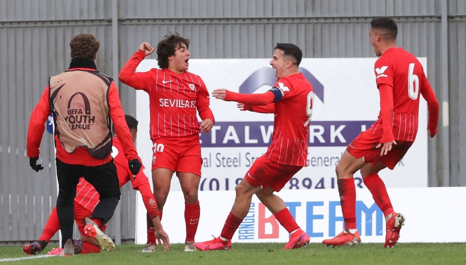 Carlos Álvarez celebra el único gol del encuentro ante Alexandro y Marcelo, que terminaría expulsado.