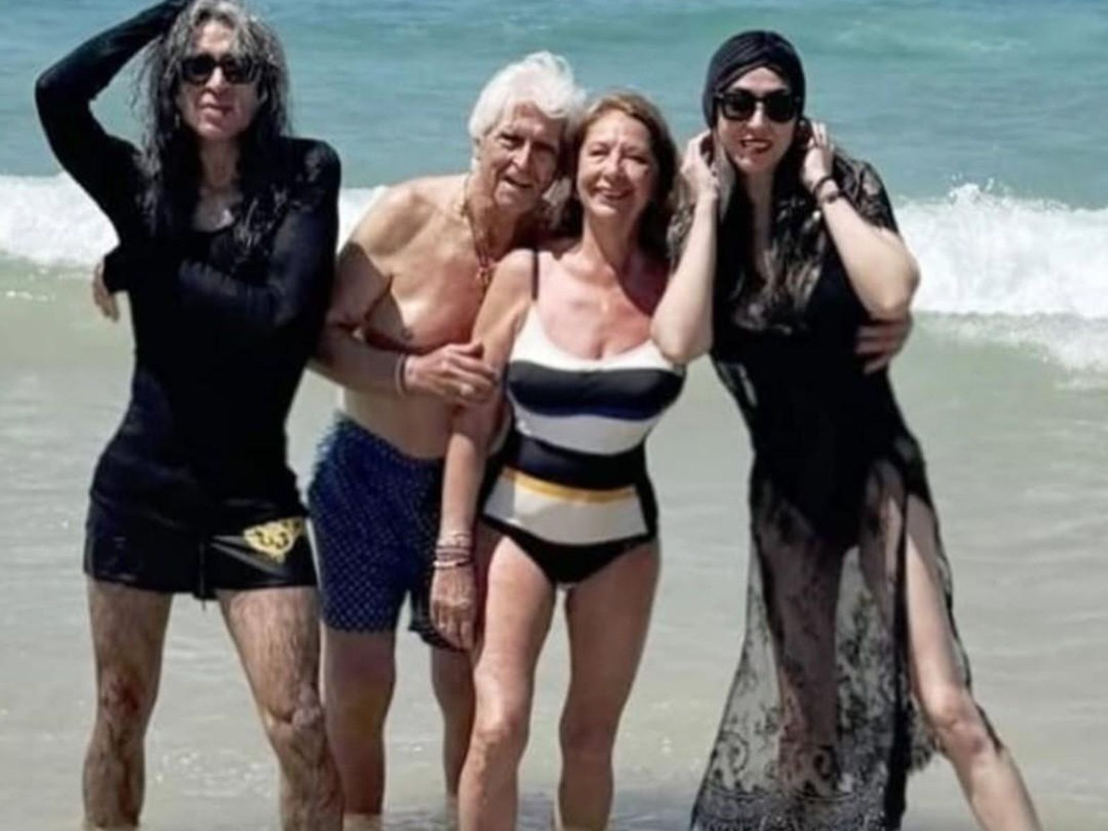 Mario y Marta Vaquerizo con sus padres en la playa de Zahara Mario y Marta Vaquerizo con sus padres en la playa de Zahara