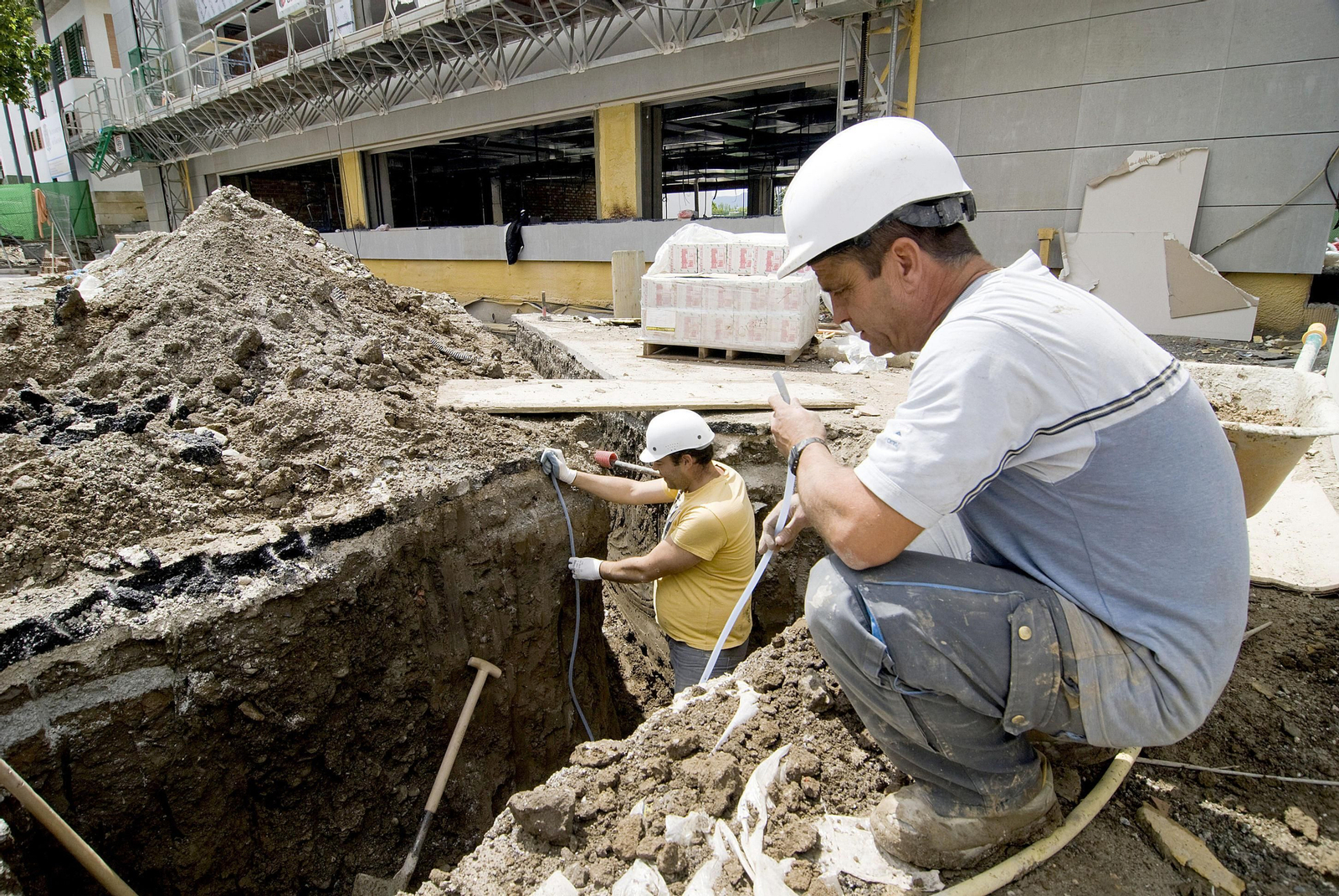 Trabajadores en una obra en construcción en Granada