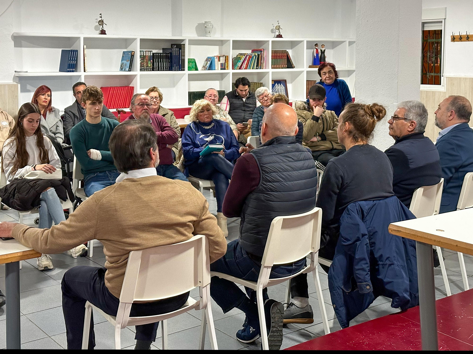 El delegado del distrito Triana, Manuel Alés junto a los vecinos de El Tardón