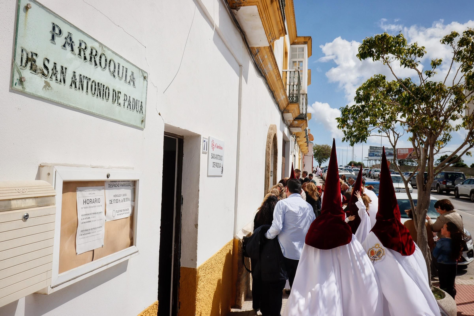 Imágenes de la salida del Amor en la Semana Santa de Chiclana 2025