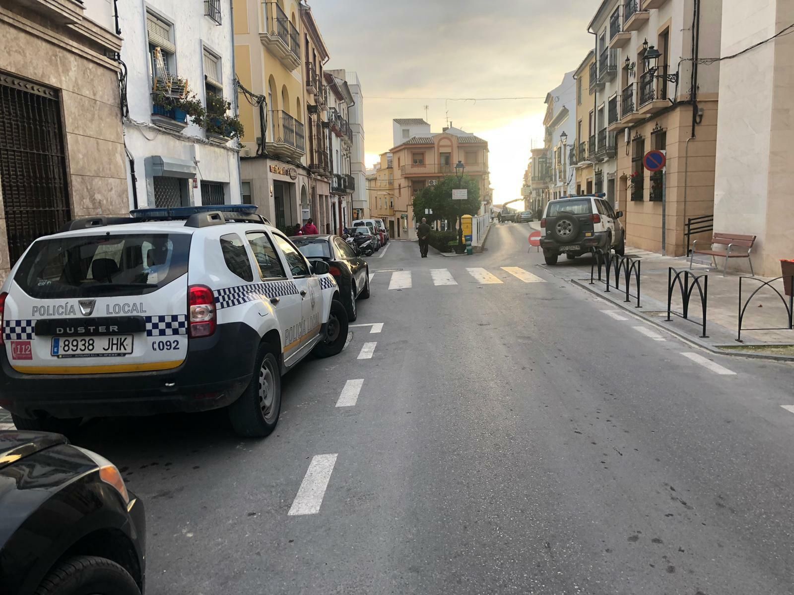Vehículo de la Policía Local de Rute en una calle de la localidad.