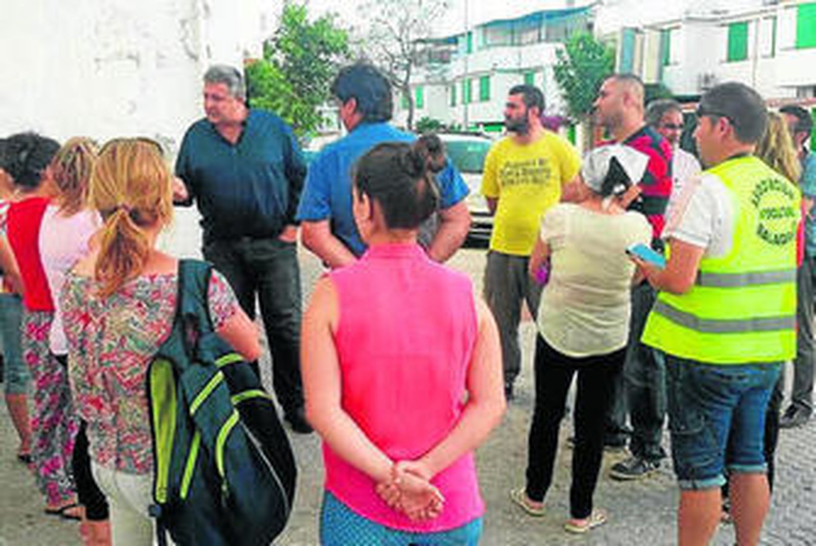 José María España charla con vecinos de El Saladillo.