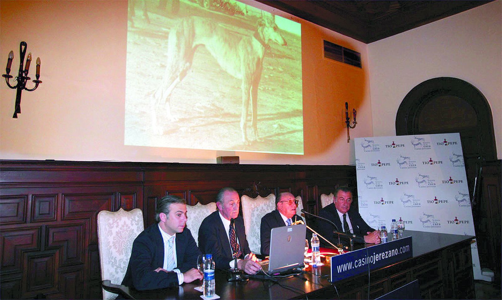 Gabfriel Mateos, segundo por la derecha, impartiendo sus conocimientos sobre la cacería con galgos en el Casino Jerezano.