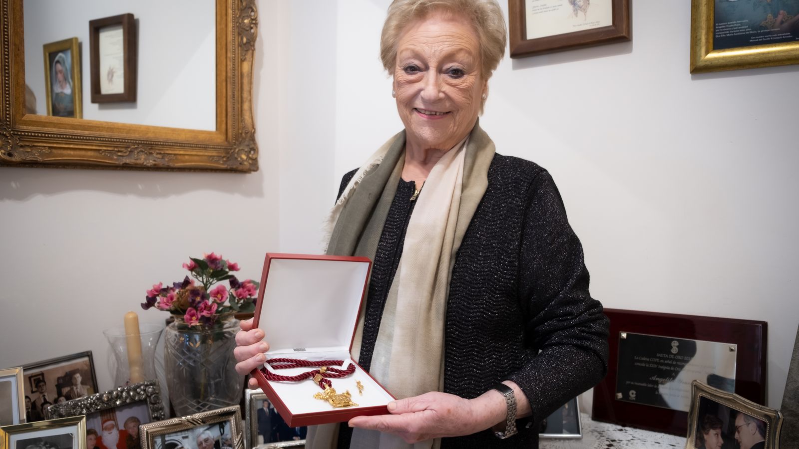 Angelita Yruela muestra la Medalla de Sevilla como Hija Predilecta