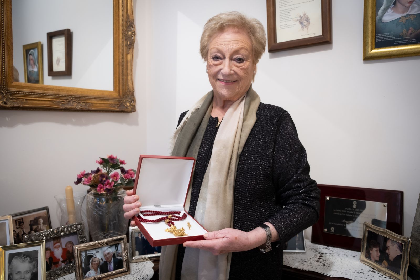 Angelita Yruela muestra la Medalla de Sevilla como Hija Predilecta