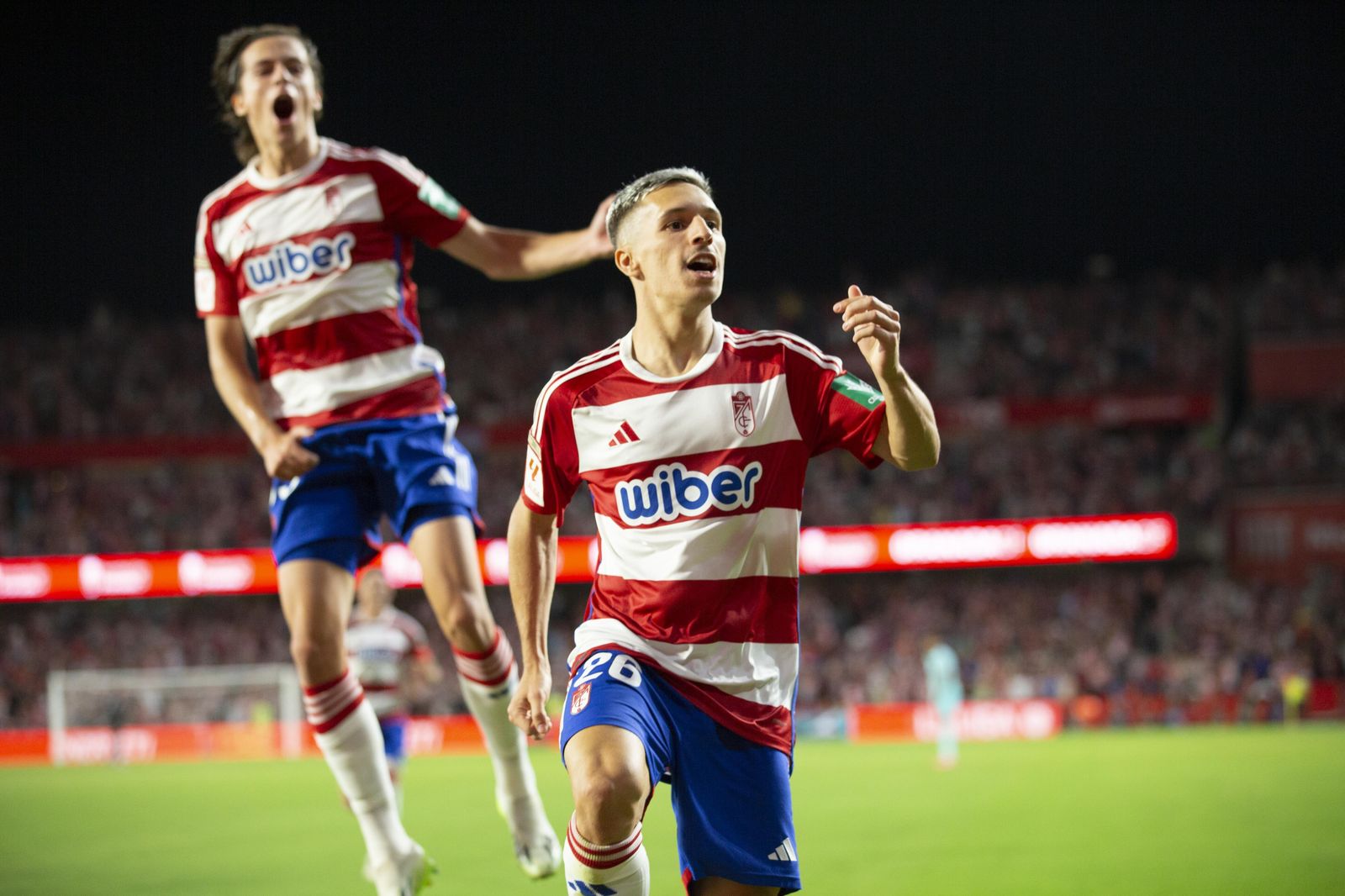 Bryan Zaragoza junto a Álvaro tras marcar uno de los goles al Barcelona.