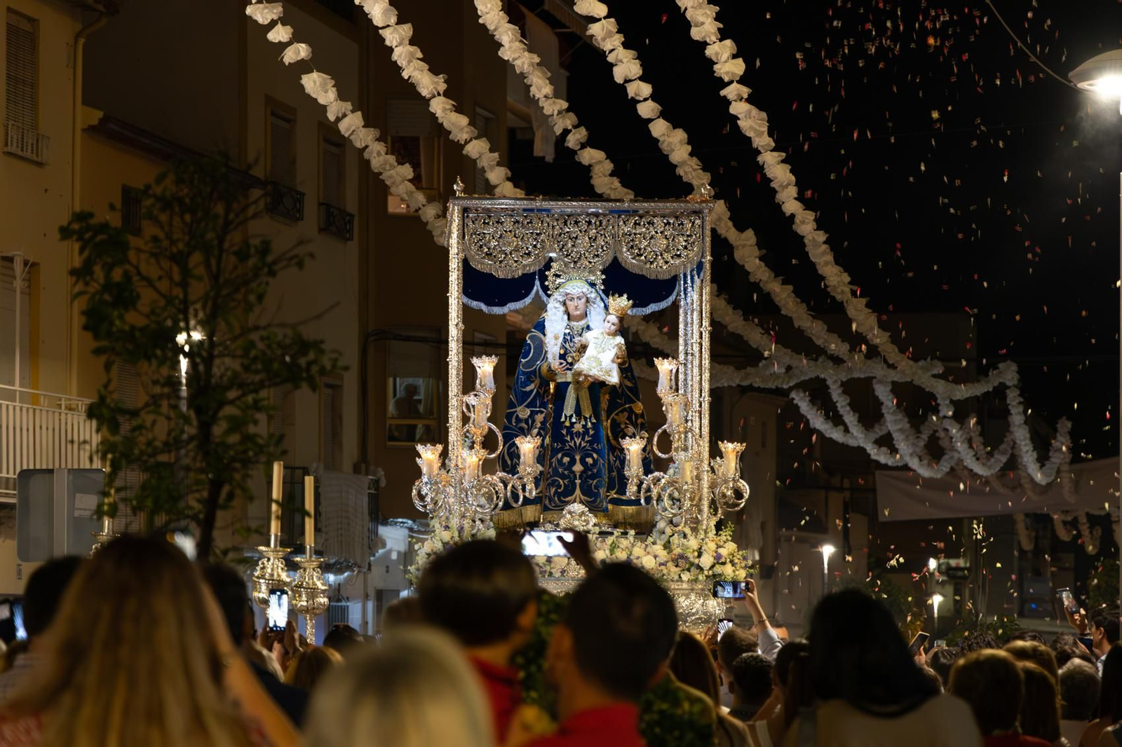 Santa Ana, patrona de Torredelcampo, recibe el bastón de mando como Alcaldesa Perpetua.
