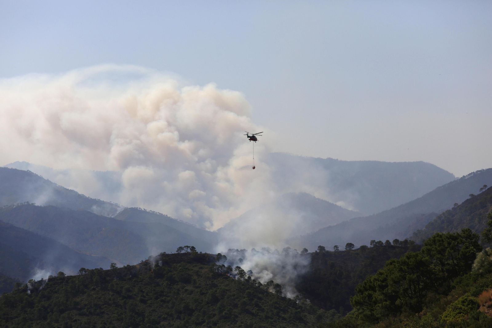 Las fotos del tercer día del incendio en Sierra Bermeja