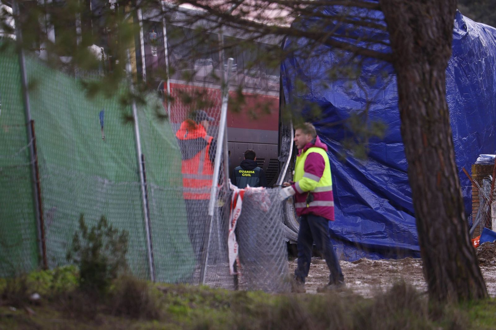 Las imágenes del traslado por la vía de alta velocidad de los vagones del Iryo que no descarrilaron en Adamuz