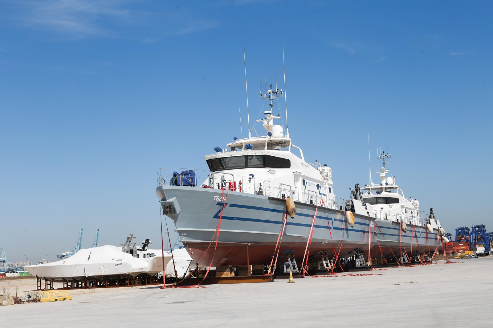 Los dos remolcadores y parte de las patrulleras intervenidas al Lila Mumbai, en Isla Verde Exterior.