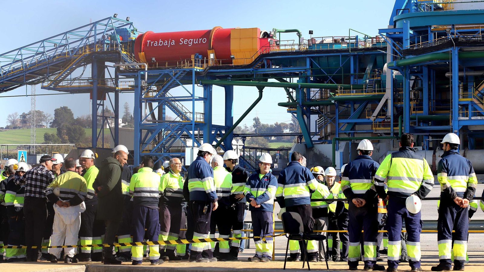 Trabajadores en la fábrica del Guadalete en el polígono de El Portal. Trabajadores en la fábrica del Guadalete en el polígono de El Portal.