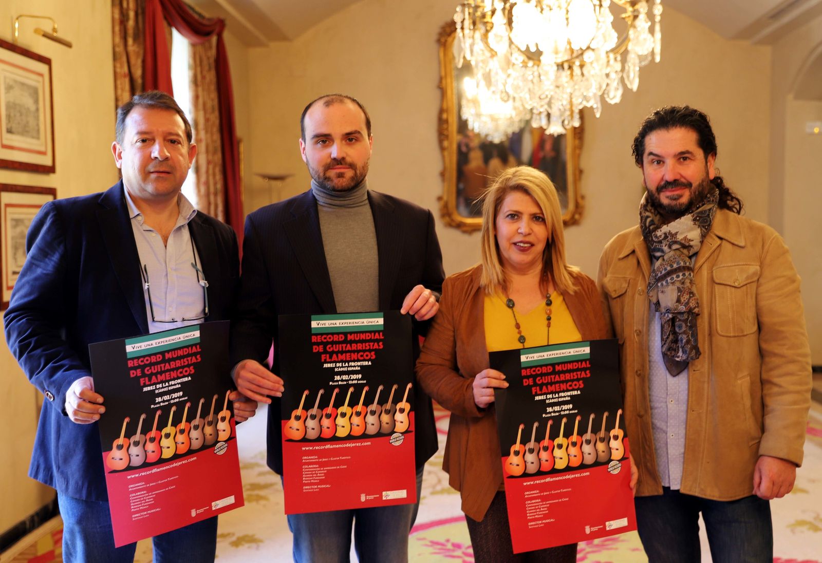La alcaldesa, Mamen Sánchez, junto a responsables del Clúster Turístico Destino Jerez durante la presentación del cartel del 'Récord Mundial de Guitarra Flamenca'.