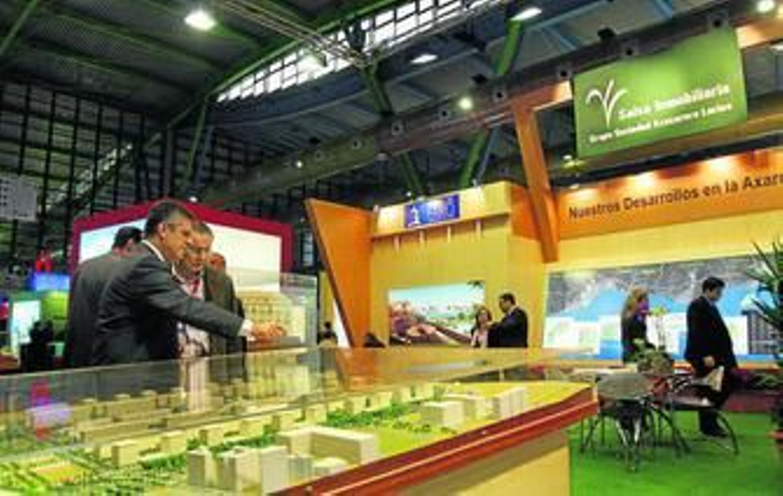 Un expositor de Salsa en uno de los Salones Inmobiliarios del Mediterráneo en el Palacio de Ferias de la capital.