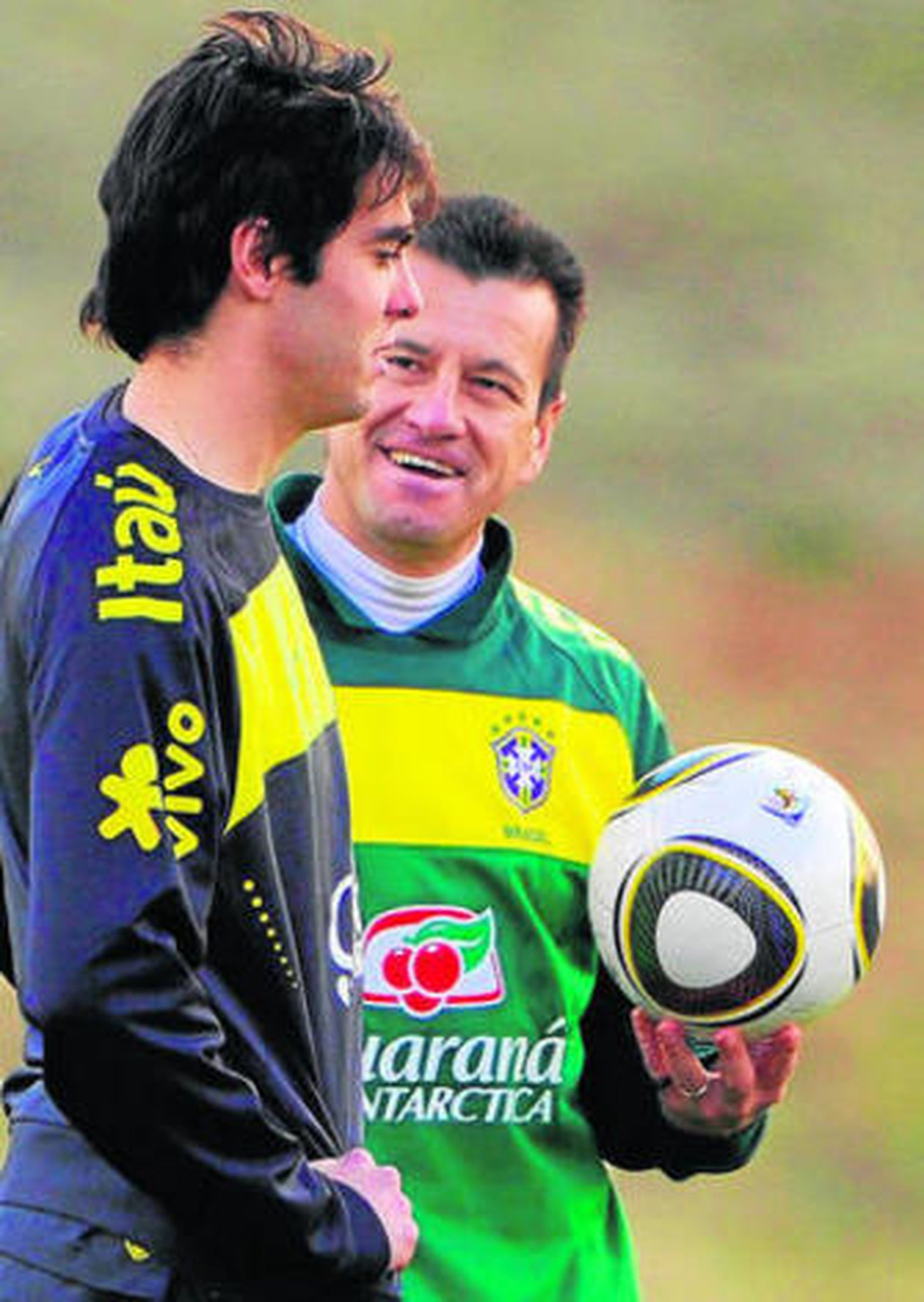 Dunga dialoga con Kaká en el entrenamiento de Brasil.