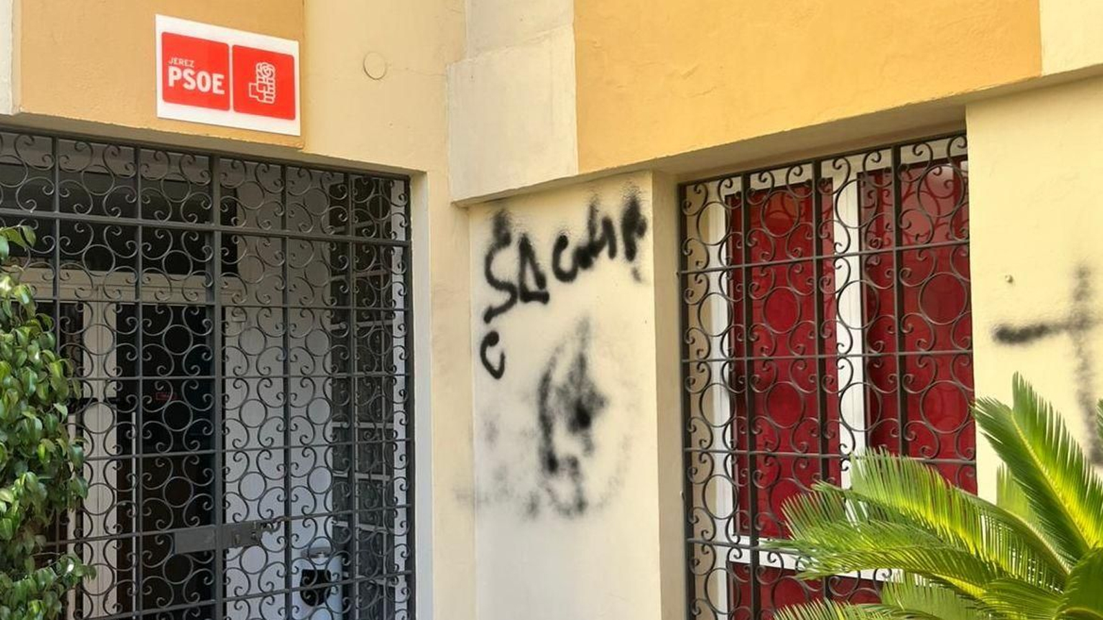 Las pintadas aparecidas en la sede del PSOE de Jerez.