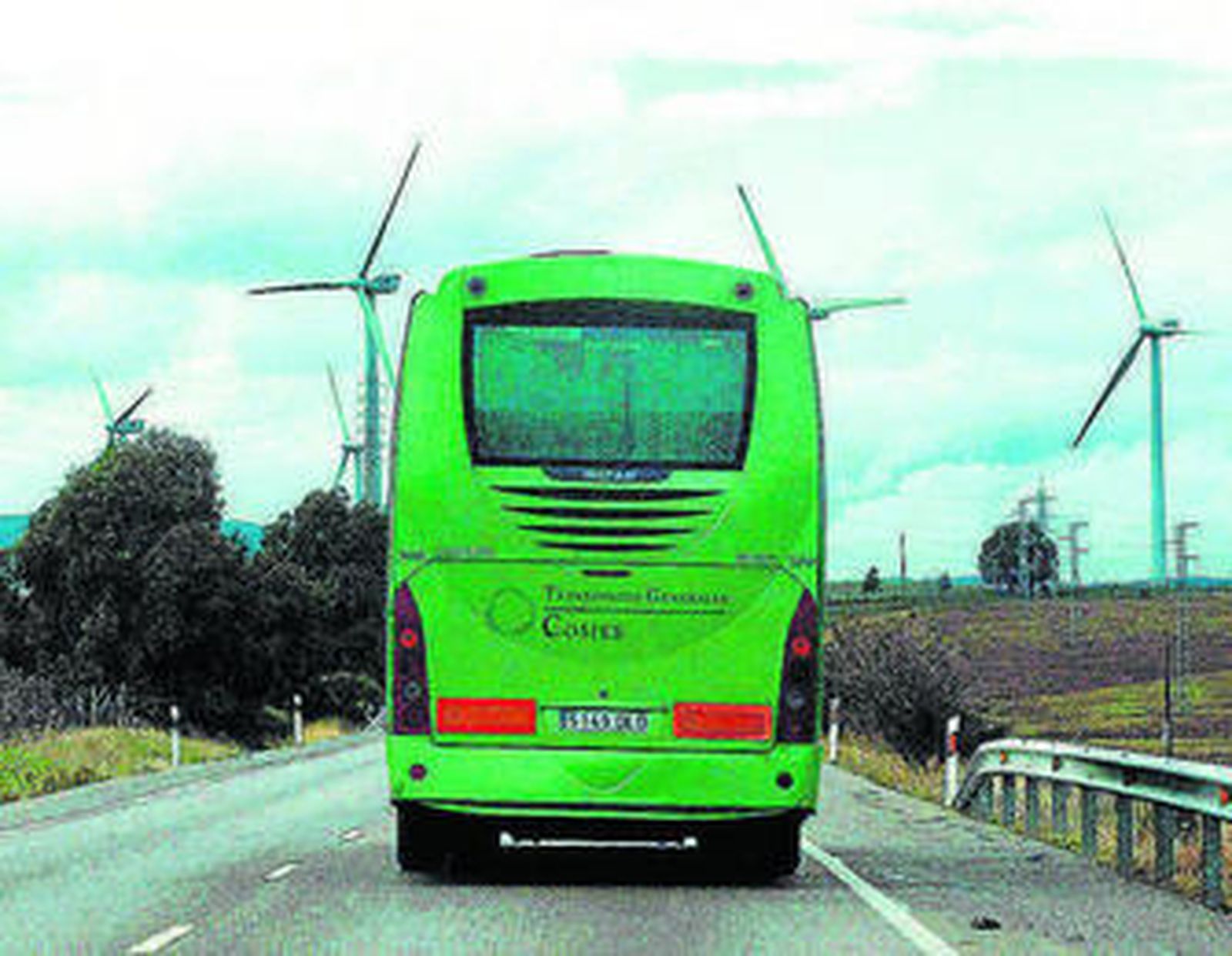 Un autobús de Comes, en uno de sus servicios de la provincia.