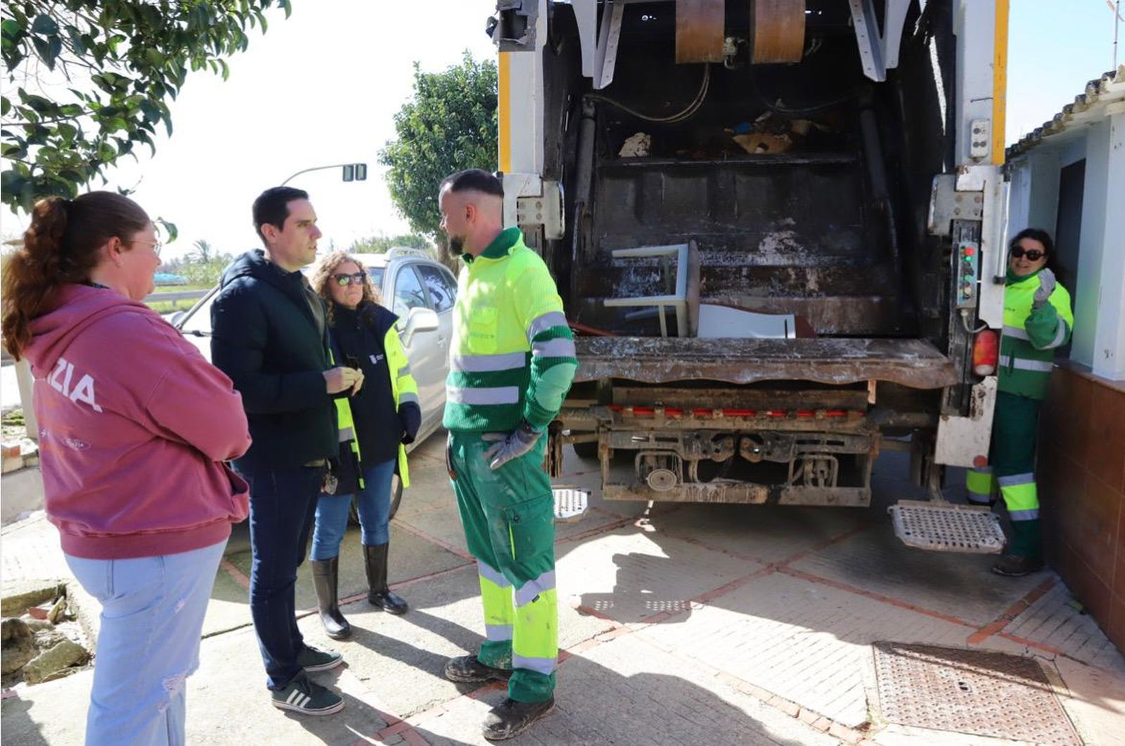 Jaime Espinar, Susana Sánchez Toro y María Mairena, en su visita a la zona rural afectada por las inundaciones.