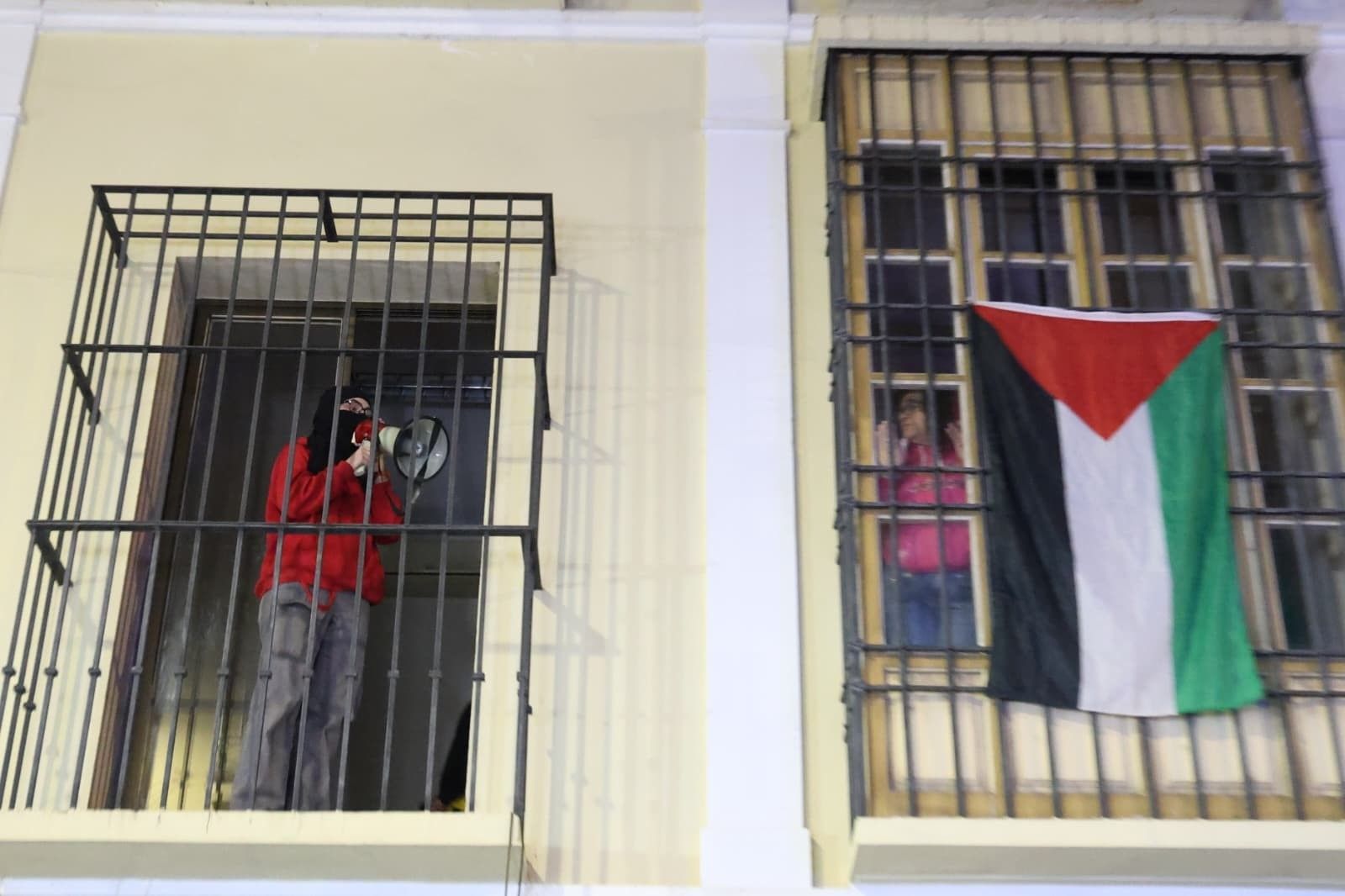 Personas dentro del edificio durante el encierro.
