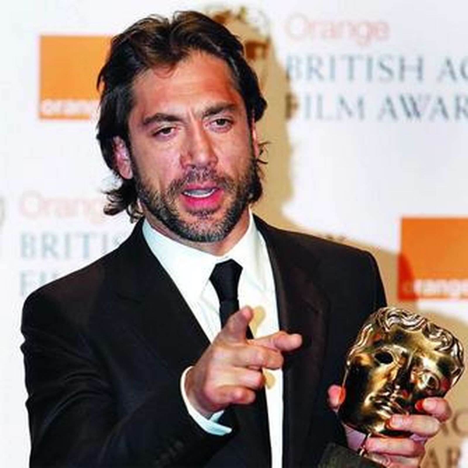 Javier Bardem posa con la careta distintiva del galardón de la Academia Británica.