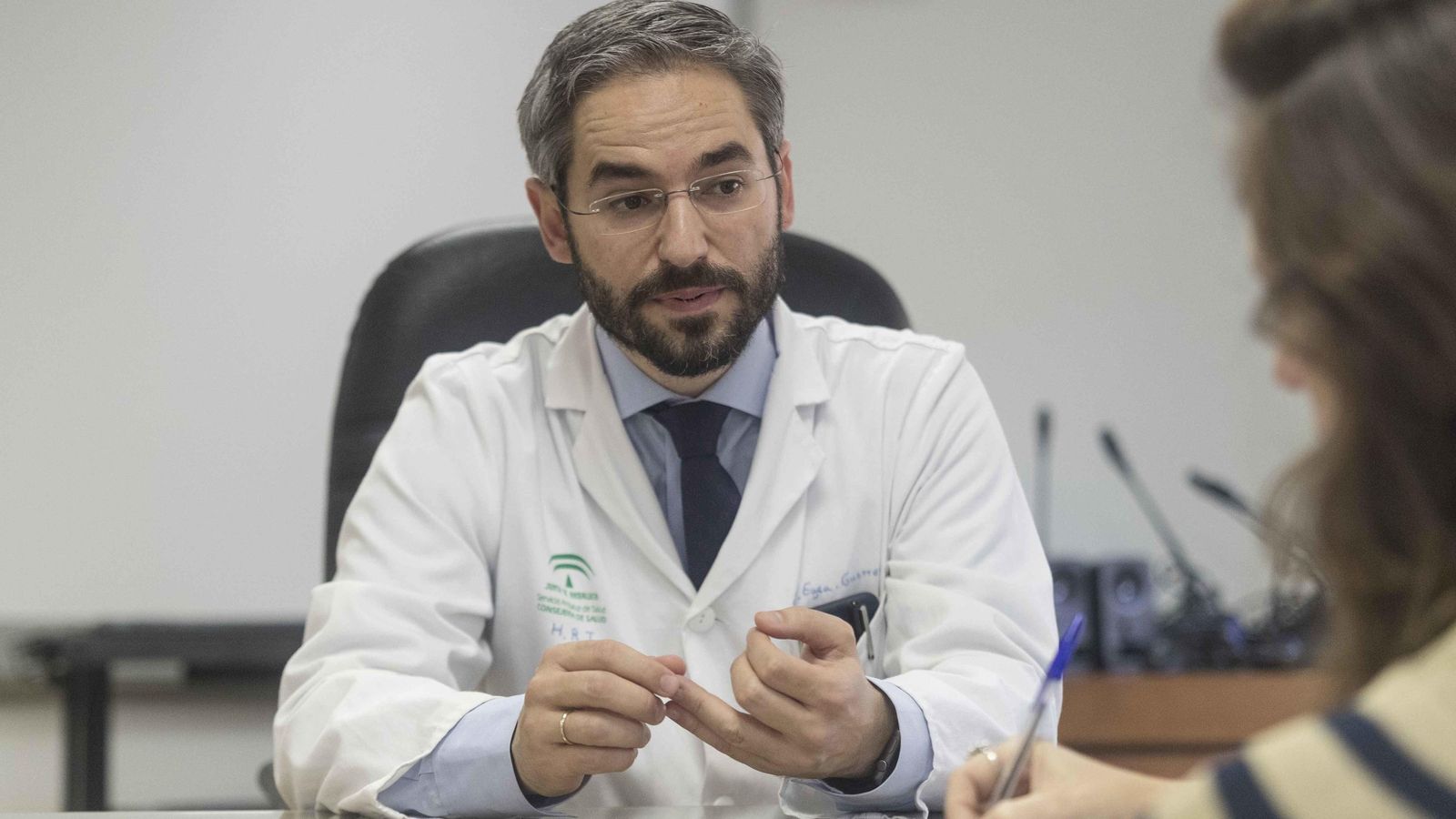 El doctor Juan José Egea-Guerrero, durante la entrevista.