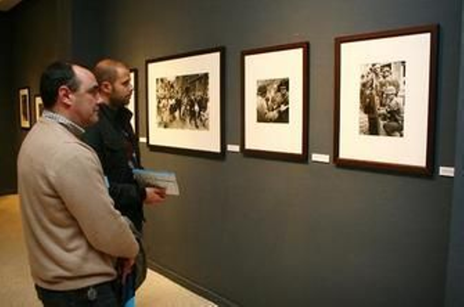 Las cerca de cien obras de Cappa son un espléndido testimonio de los conflictos vividos durante el siglo XX, en el que él ejerció como reportero gráfico.