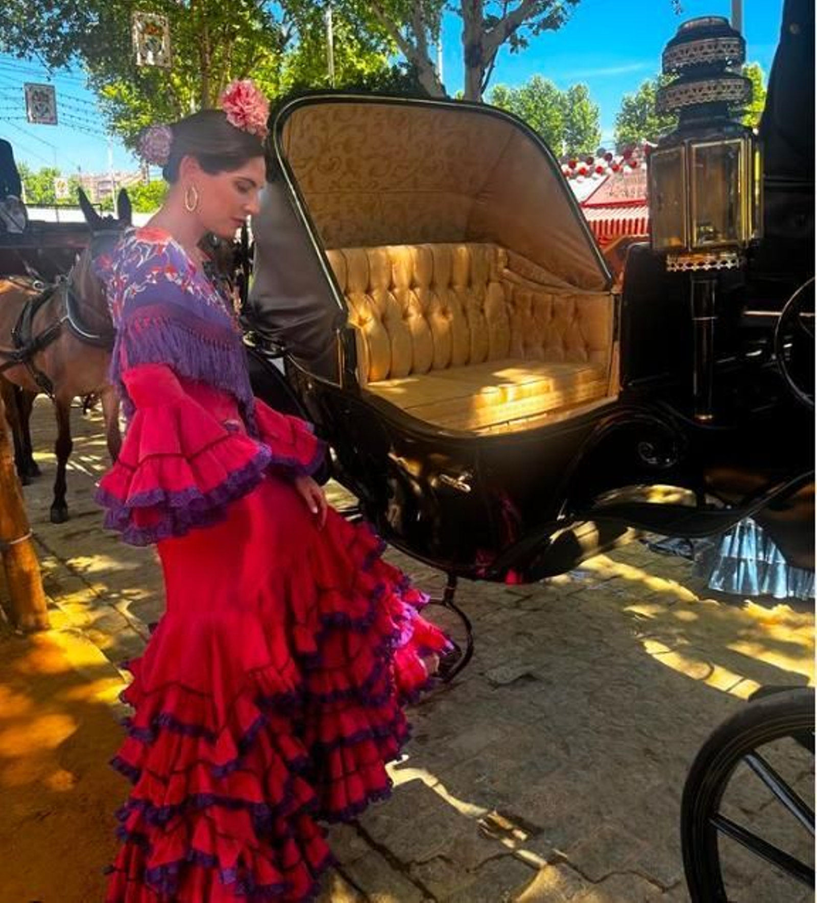 Lourdes Montes con traje de flamenca en la Feria de Abril.