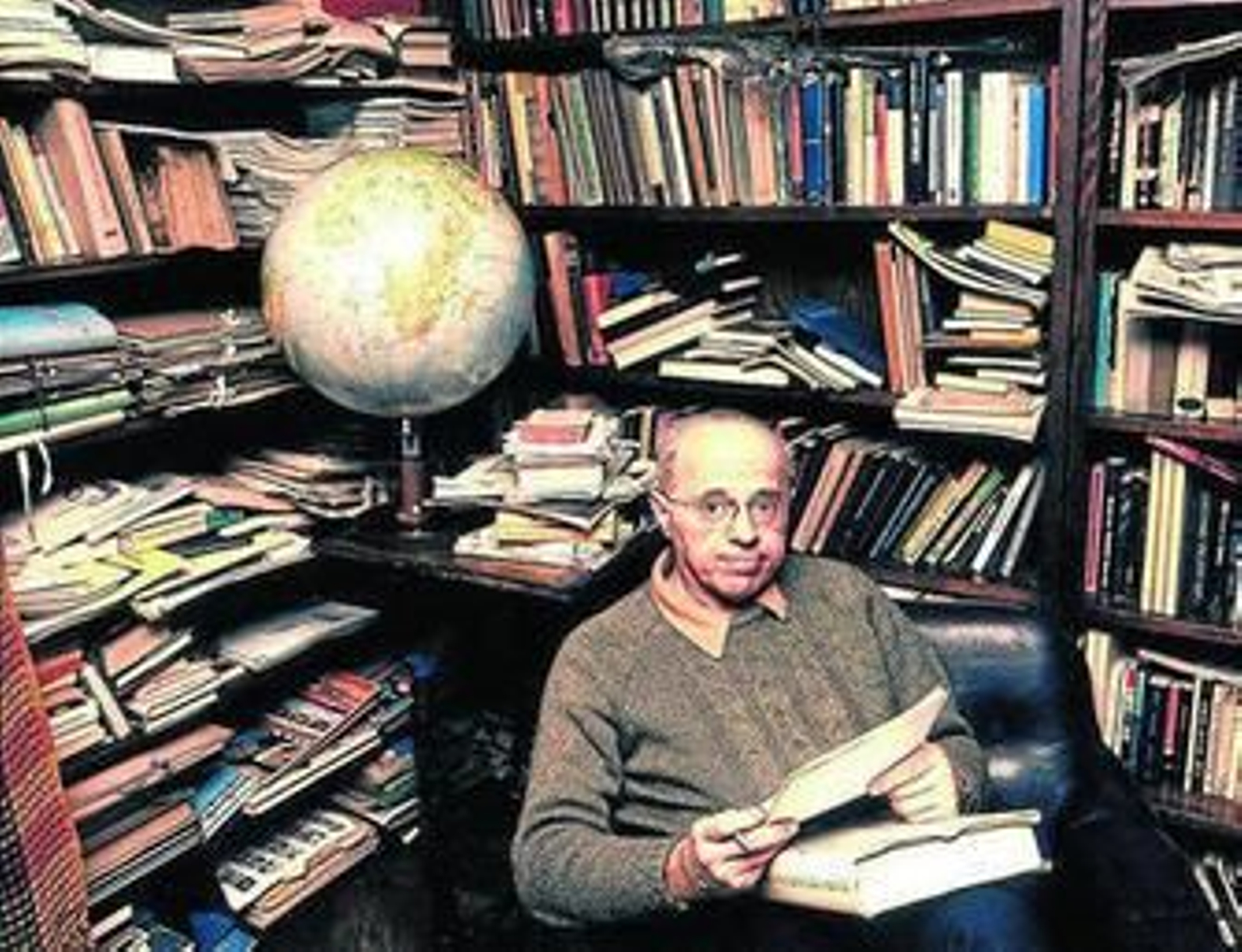 Stanislaw Lem, en su casa de Cracovia, en una imagen de 1975. Stanislaw Lem, en su casa de Cracovia, en una imagen de 1975.