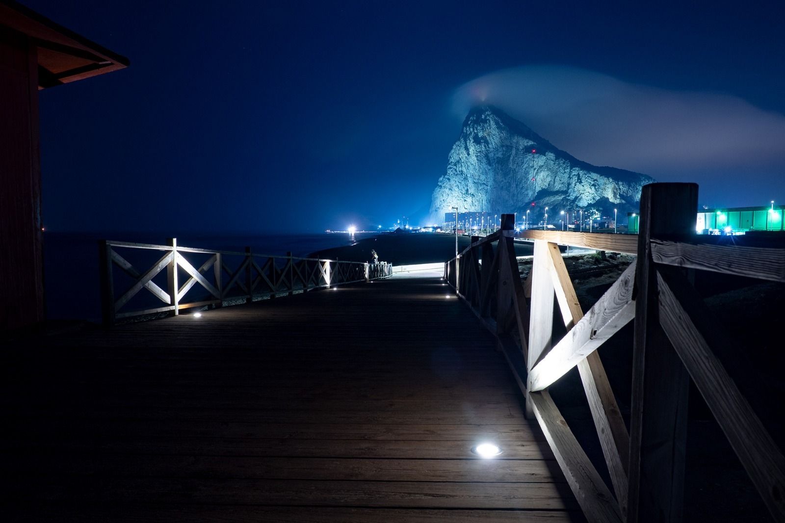 Puente de Santa Bárbara con la iluminación nocturna