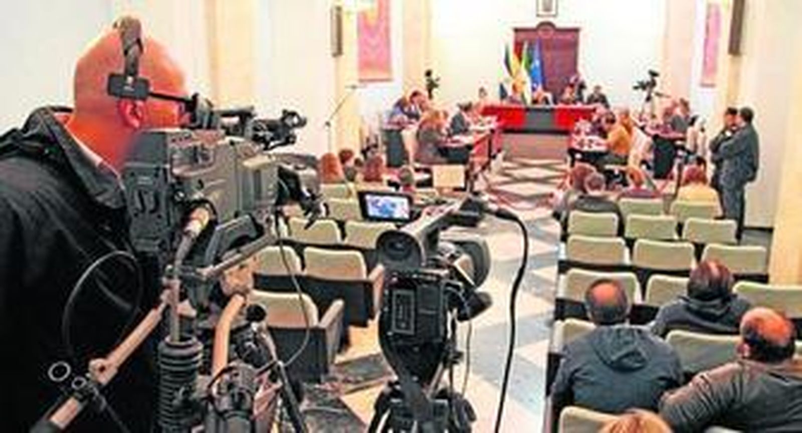 Un cámara de Onda Jerez, ayer durante la sesión plenaria.