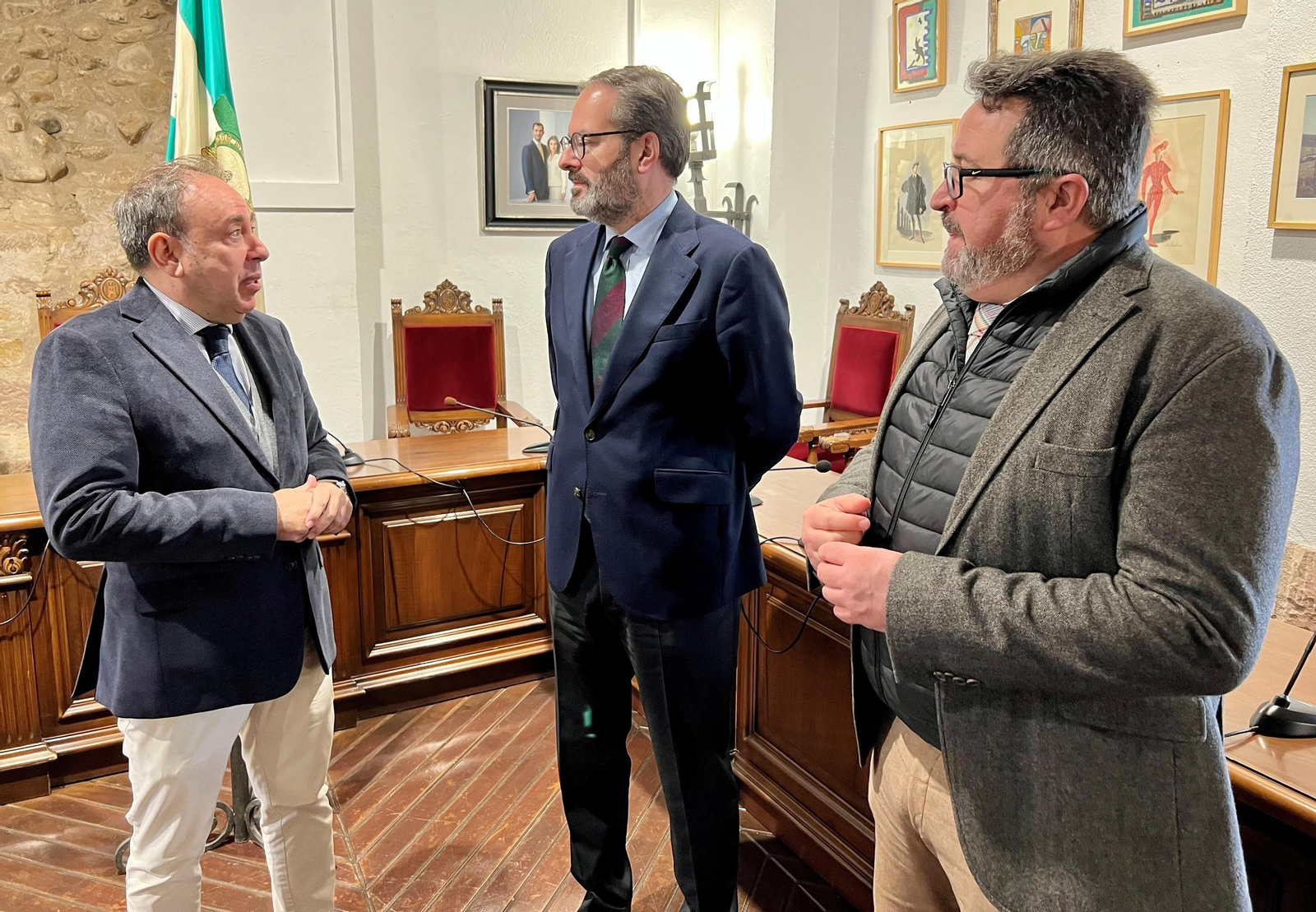 El alcalde de Villa del Río conversa con el delegado del Gobierno.