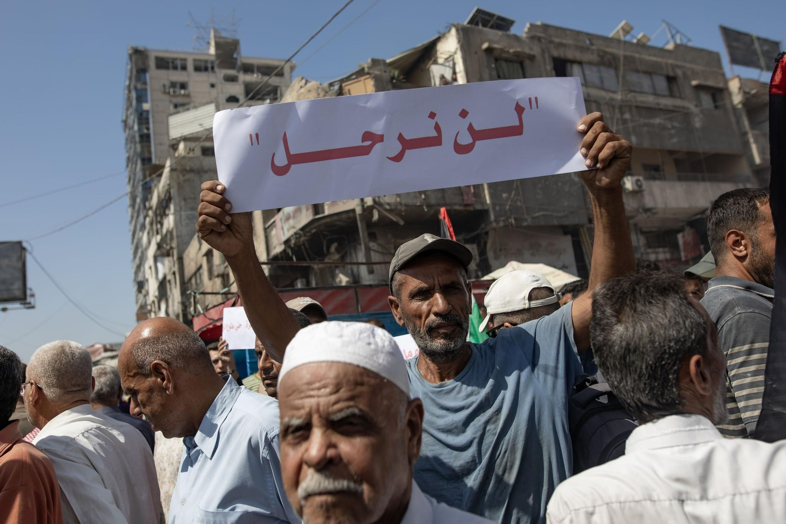 Un palestino porta el pasado martes una pancarta en Ciudad de Gaza que reza: "No abandonaremos".