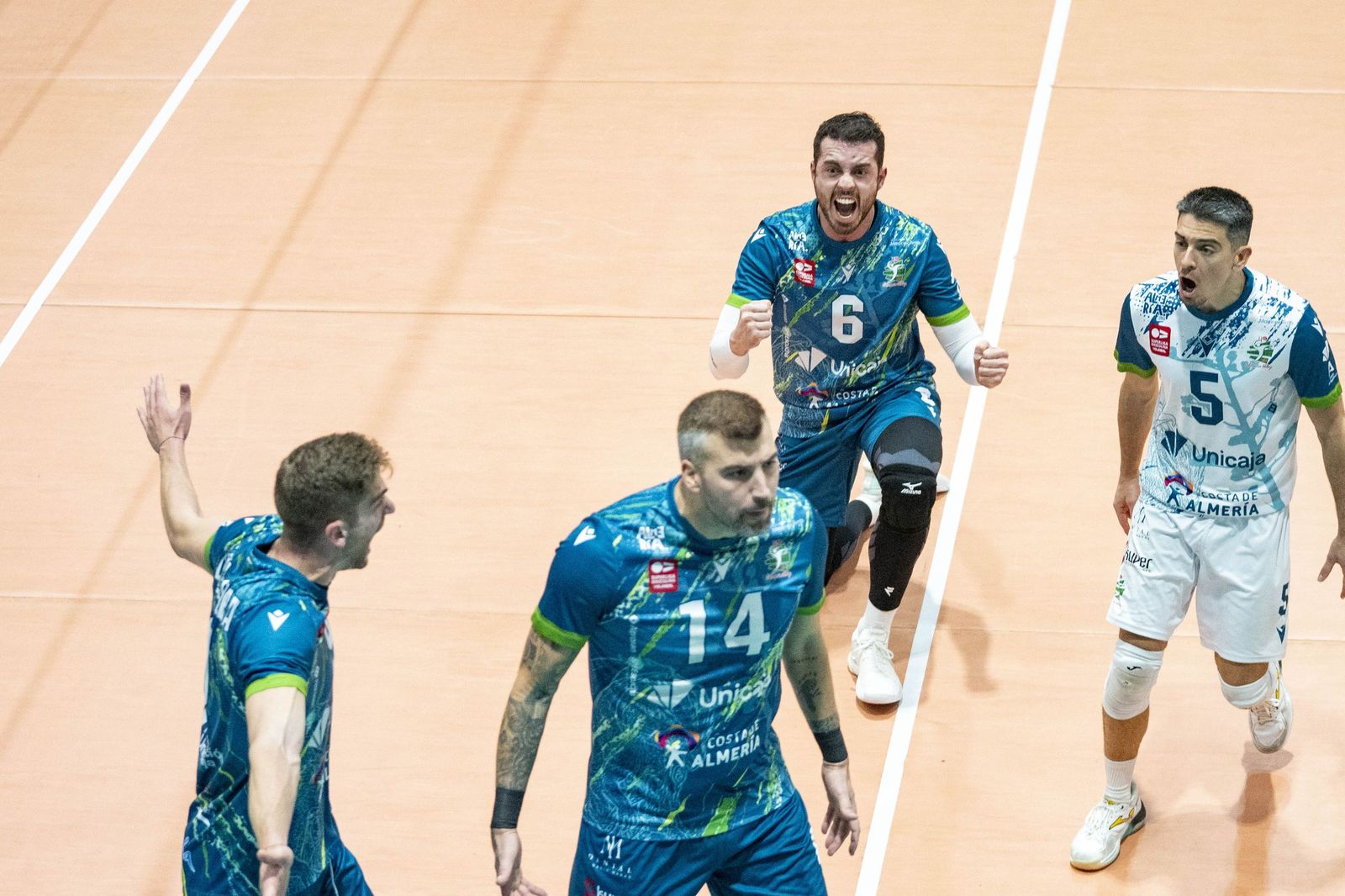 Las imágenes del partido entre Unicaja Costa de Almería y Pamesa Teruel de Superliga de voleibol