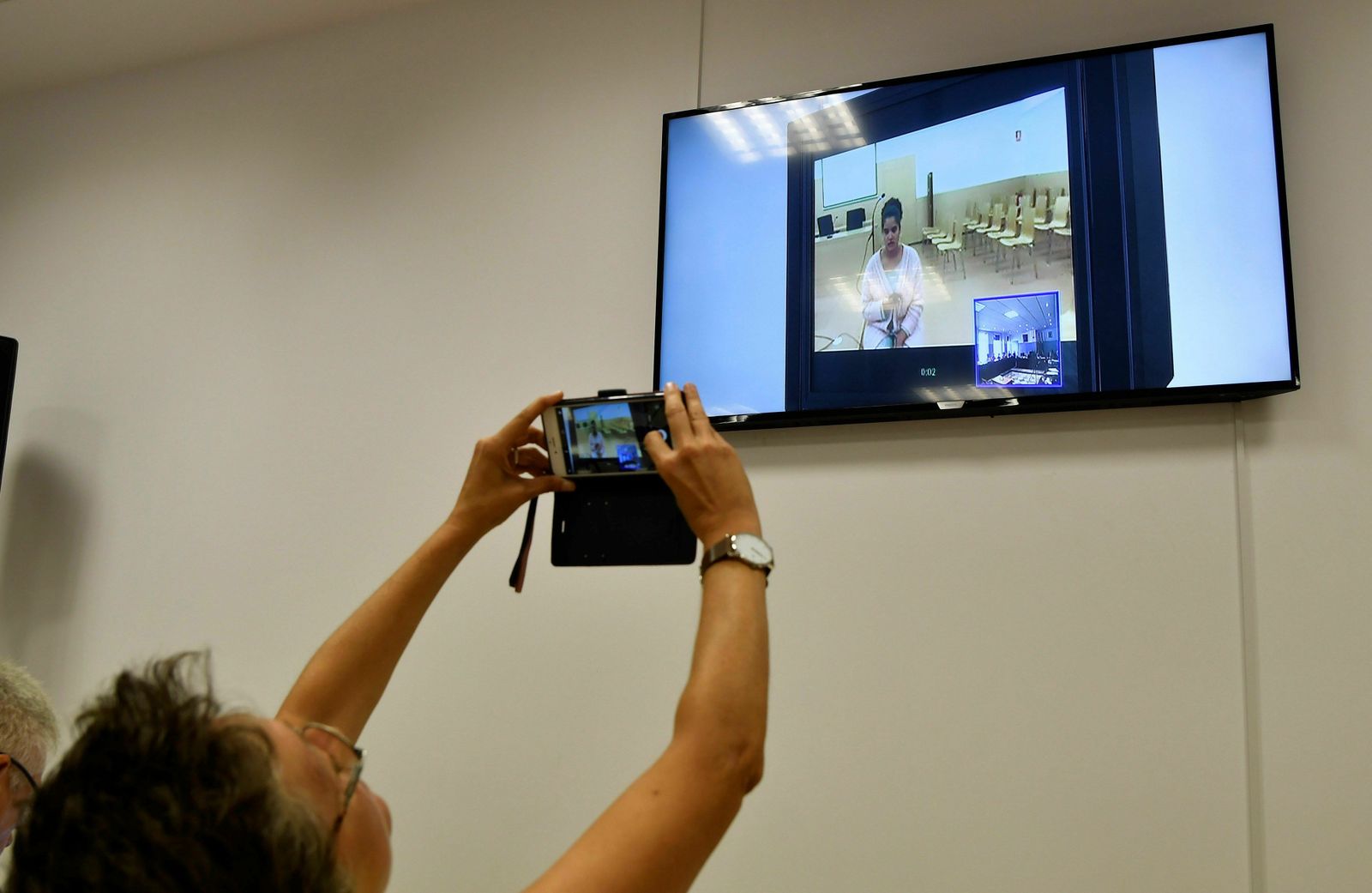 La hija de Ana Julia Quezada, a través de la pantalla desde la que trabajan los periodistas.