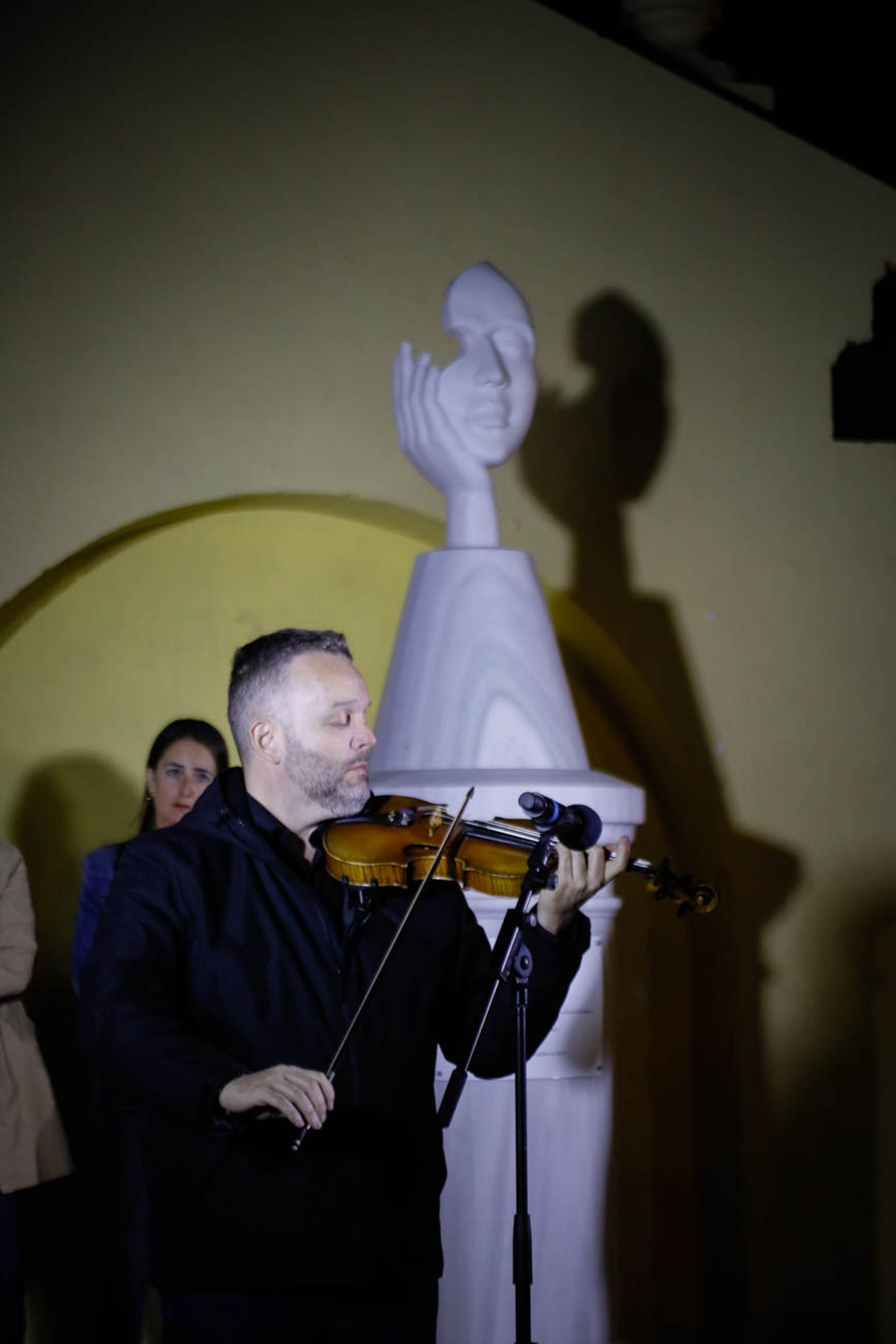 Imágenes del monolito en homenaje a las víctimas de violencia de género
