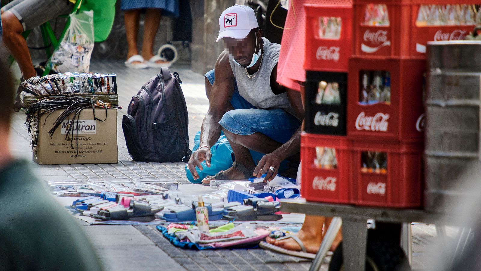 Uno de los vendedores ordena su mercancía a la espera de clientela.