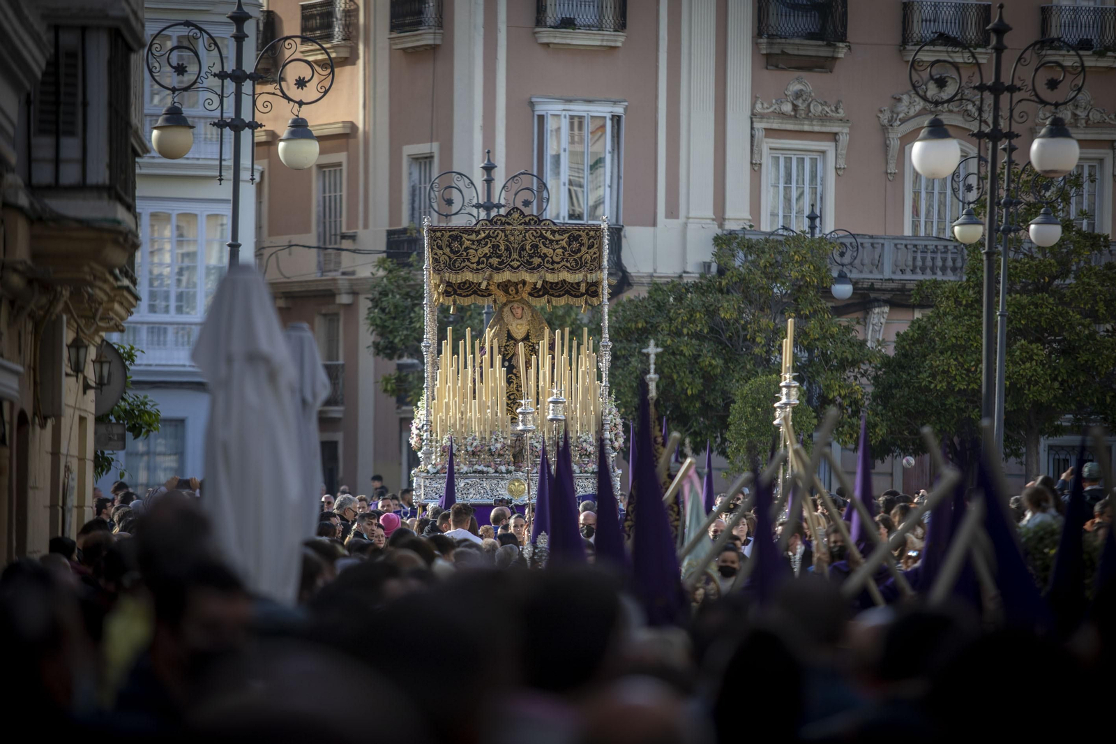 Las imágenes de la cofradía de Columna en la Semana Santa de Cádiz 2022