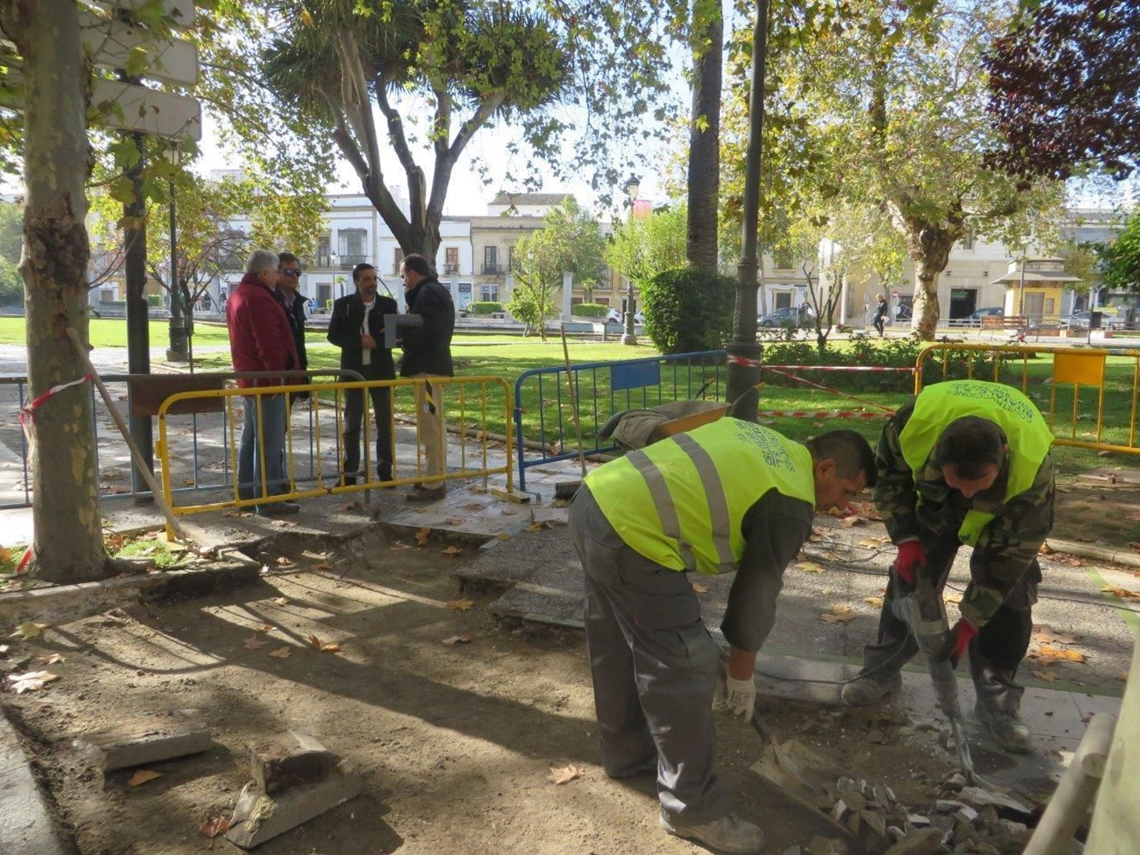 Operarios de Infraestructuras trabajando esta mañana en el Mamelón, donde ya se ha levantado parte del pavimento en mal estado.