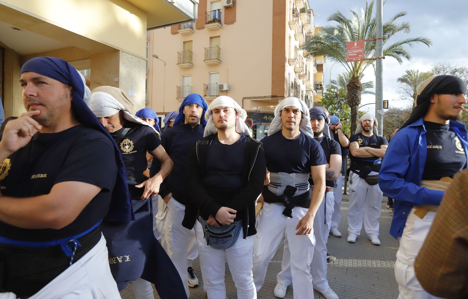 La Hermandad de la Sagrada Lanzada hace su estación de penitencia por las calles de Huelva