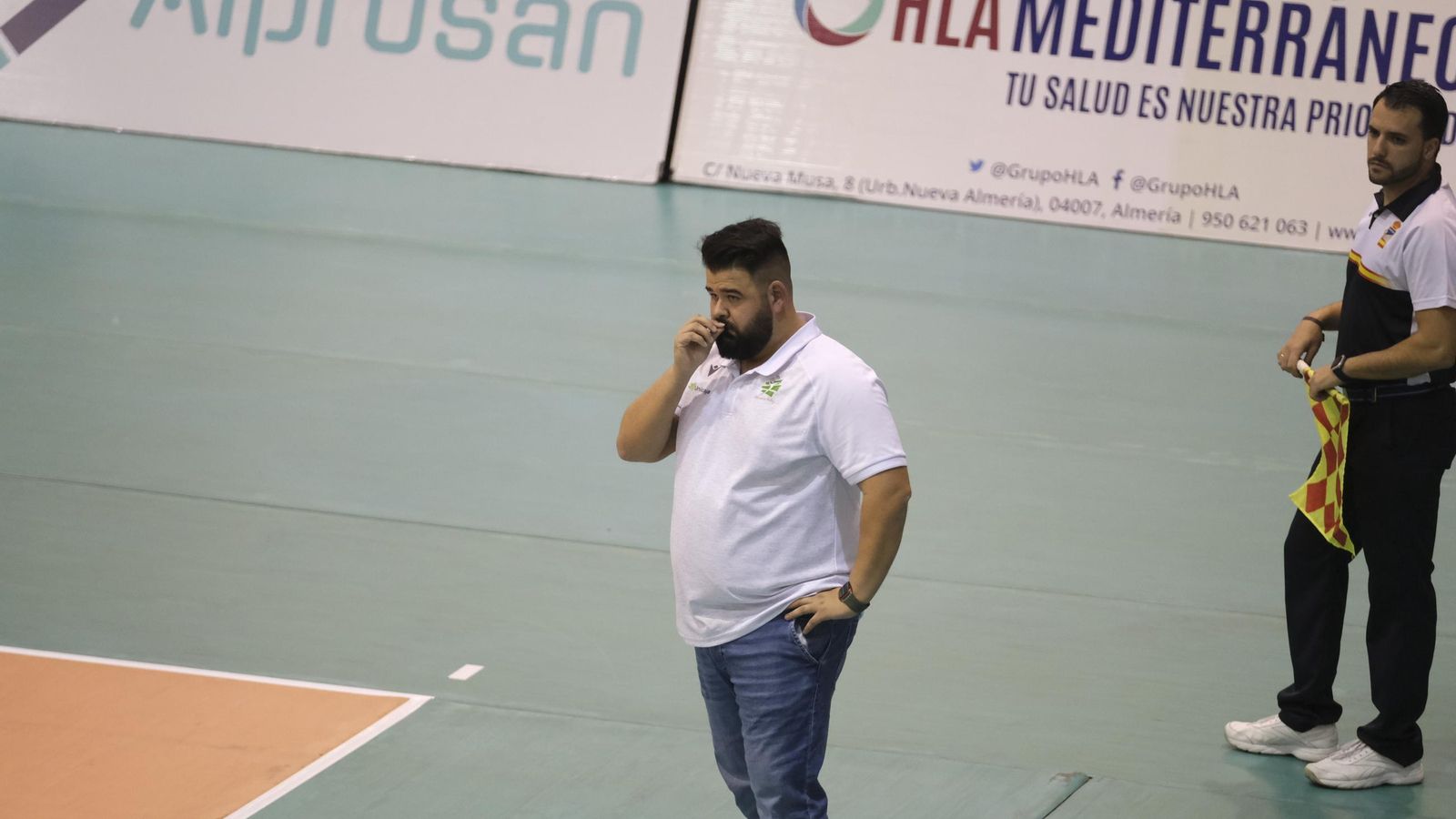 El técnico almeriense observa el juego de su equipo durante un encuentro de la presente temporada.