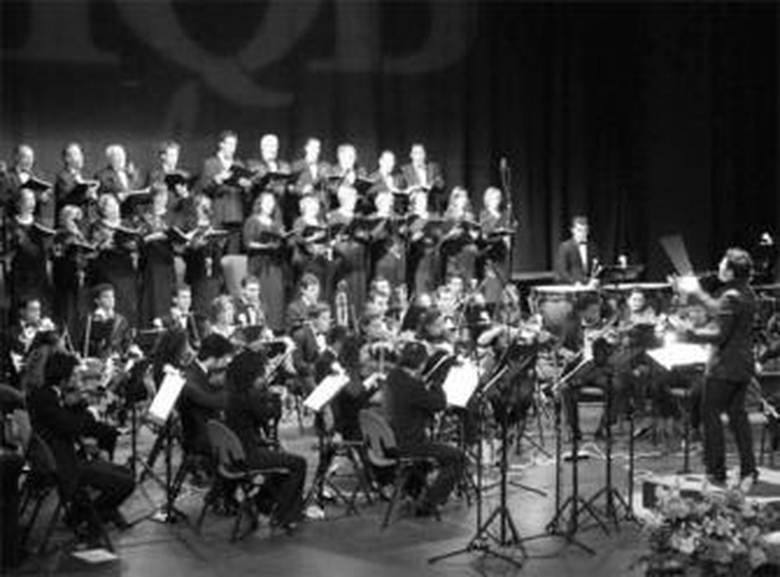 El Coro Teatro Lírico de Huelva y la orquesta Ópera Sur, dirigidos por Arturo Díez Boscovich.