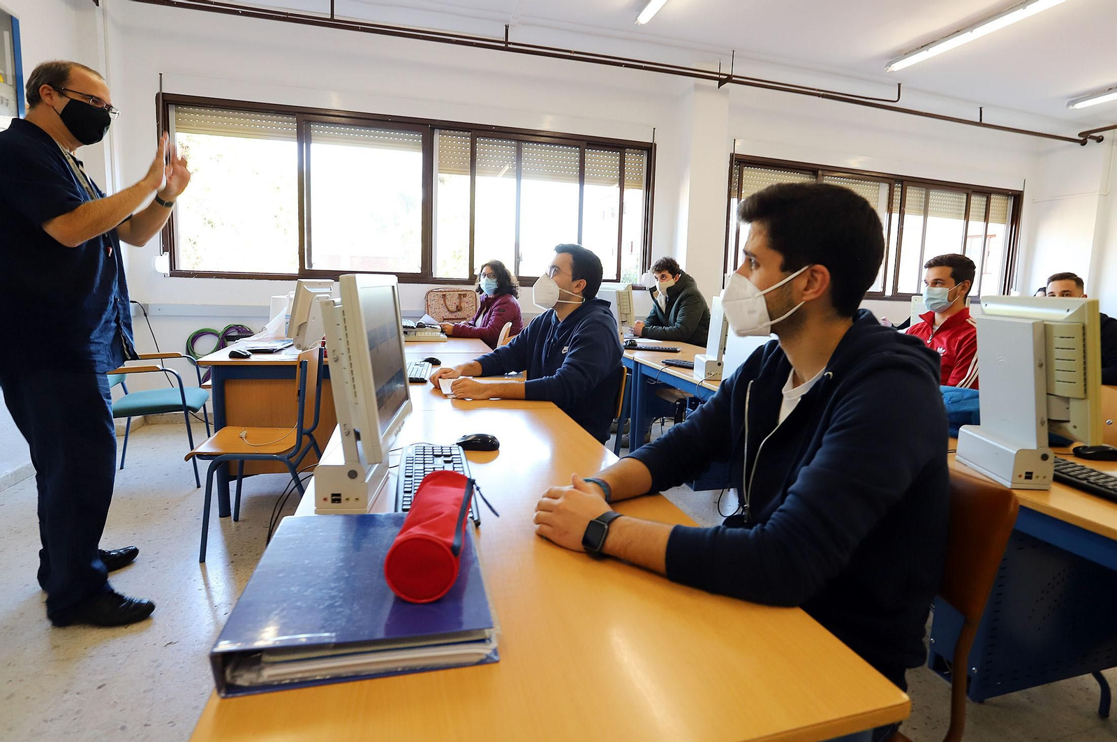 Sergio García, vicedirector del IES Fuentepiña y profesor de FP Dual en plena explicación a sus alumnos.