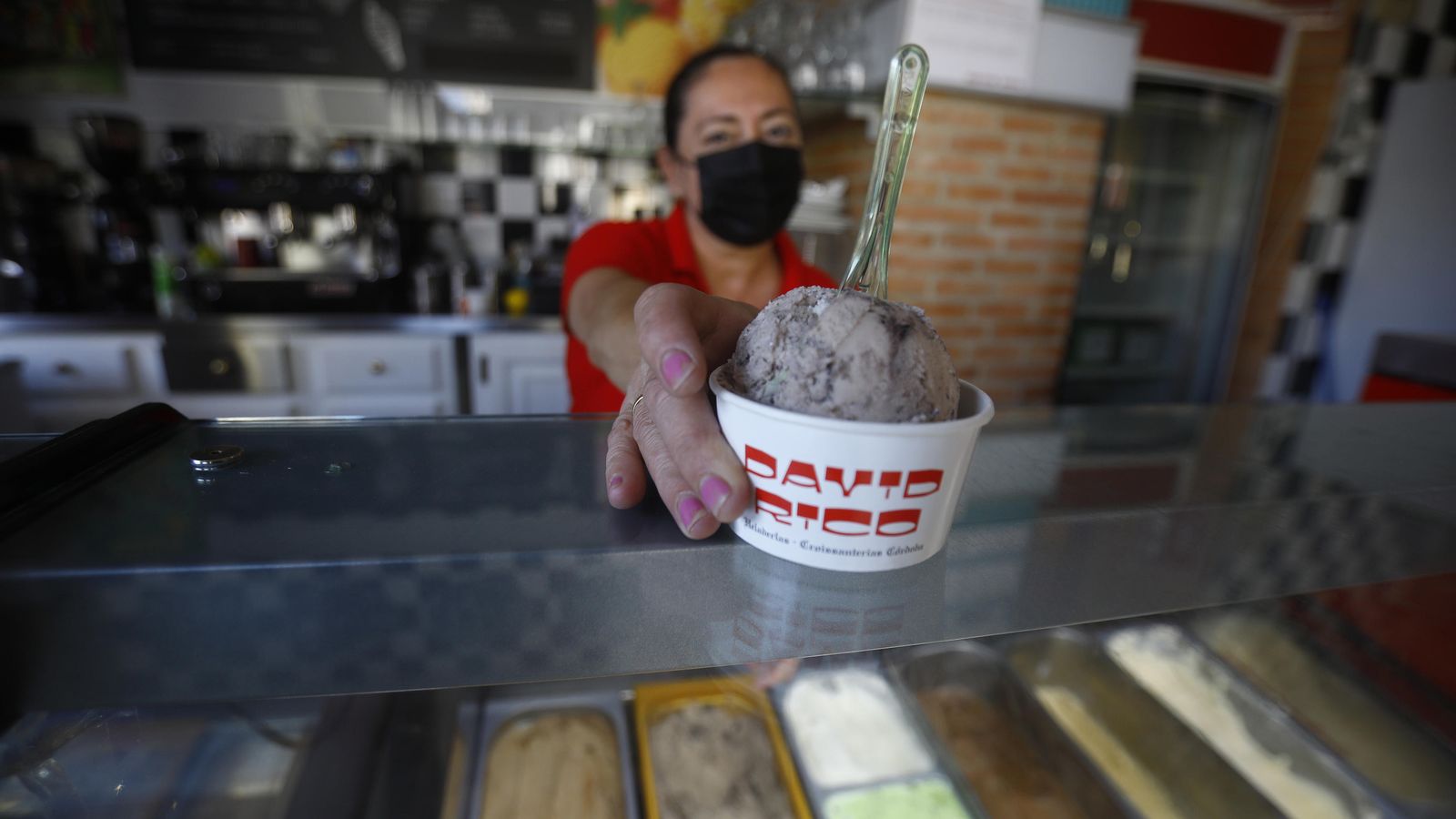 Montse Mateo, de la heladería David Rico, enseña un helado.