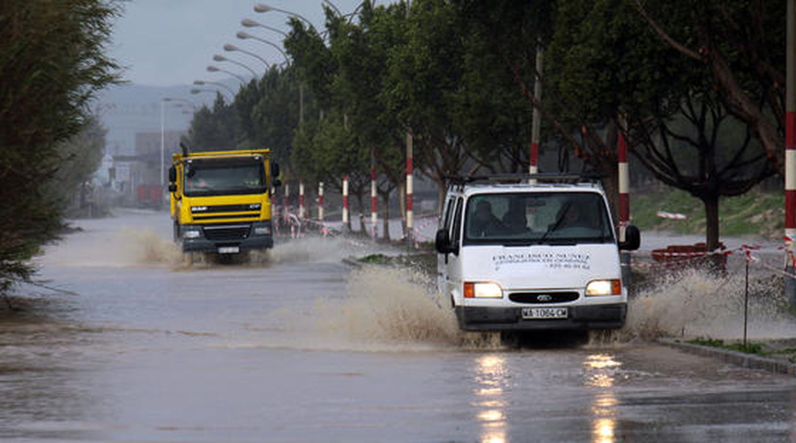 Dos vehículos circulan por un anegado Polígono Guadalhorce.

Foto: Migue Fernández, Sergio Camacho, Agencias