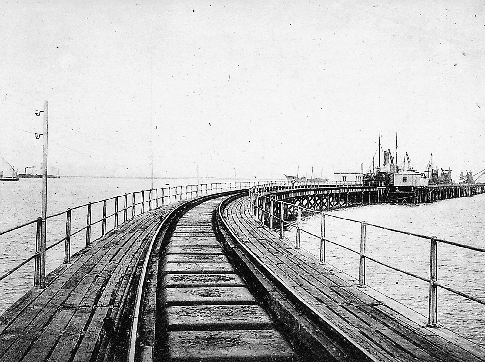 Desde 1884 hasta la segunda mitad del XX estuvo funcionando en Puntales este muelle de estructura metálica.